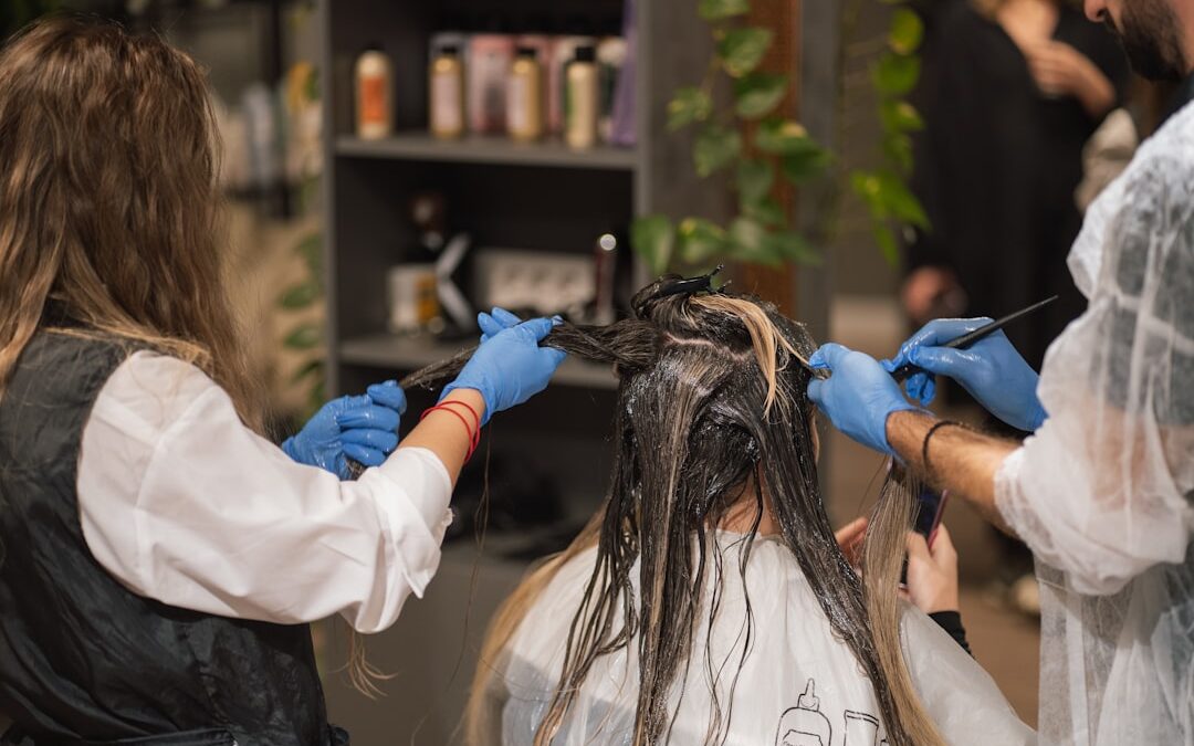 Balayage Stockholm solkysst hår i naturlig miljö