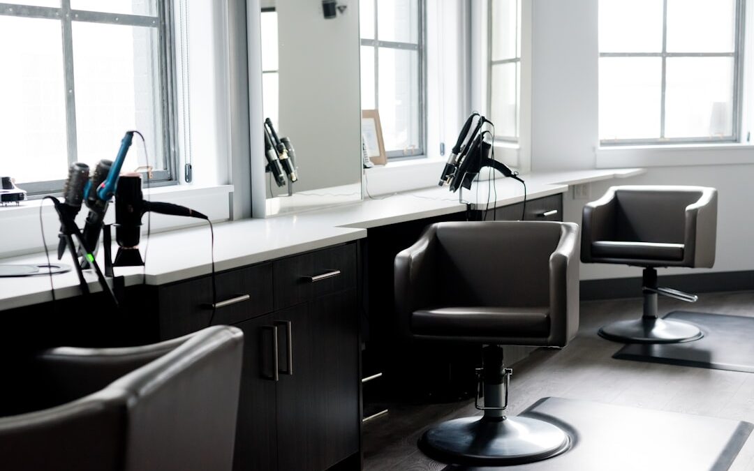 Professionell frisör utför balayage i Stockholm